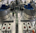 stroje pro robotické zakládání paletek gumárenského lisu