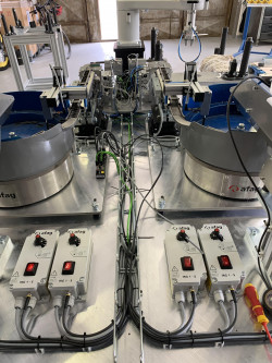 stroje pro robotické zakládání paletek gumárenského lisu